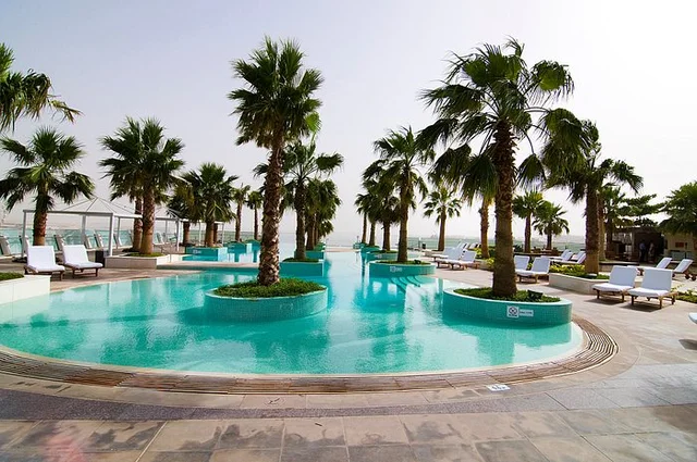 Imagem de piscina com palmeiras no Hotel InterContinental Dubai Festival City
