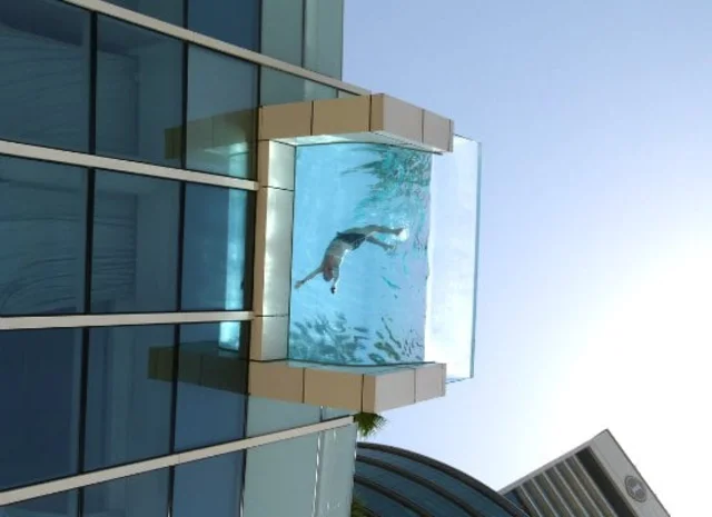 Foto da parte suspensa da piscina no InterContinental Festival Dubai