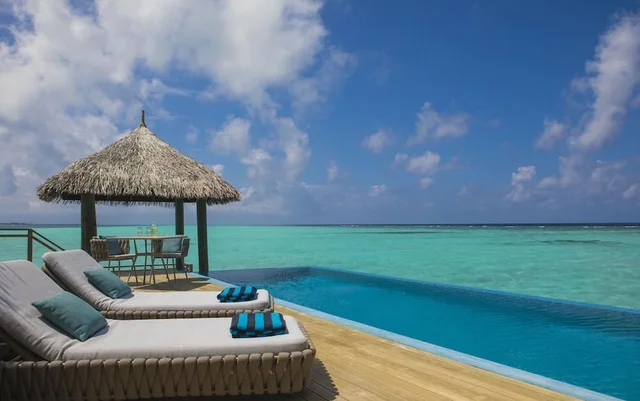 Imagem da piscina se misturando com o mar nas Ilhas Maldivas