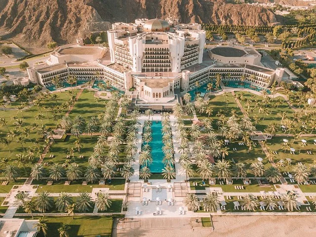 Imagem aérea do hotel, piscina e jardins do Al Bustan Palace