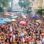 Foto de pessoas curtindo o carnaval no Centro de SP