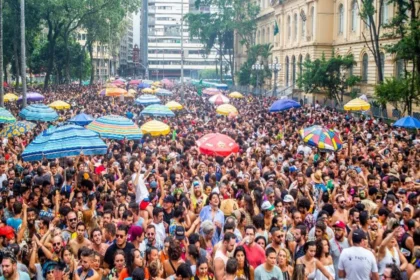 Foto de pessoas curtindo o carnaval no Centro de SP
