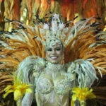 Foto de uma mulher com fantasia de carnaval
