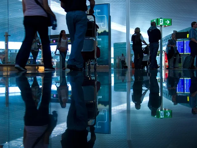 Imagem de pessoas pessoas andando em aeroporto